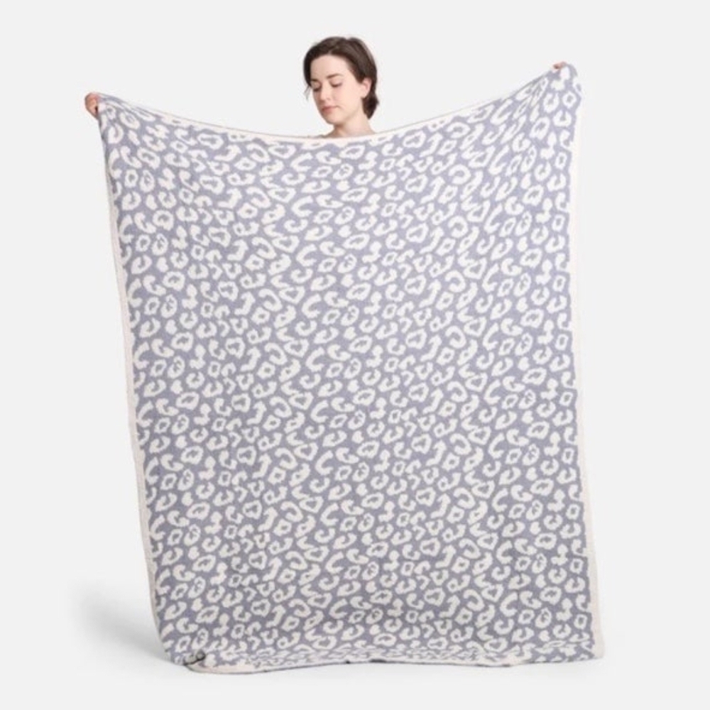 Luxe Gray and White Blanket with Sophisticated Design